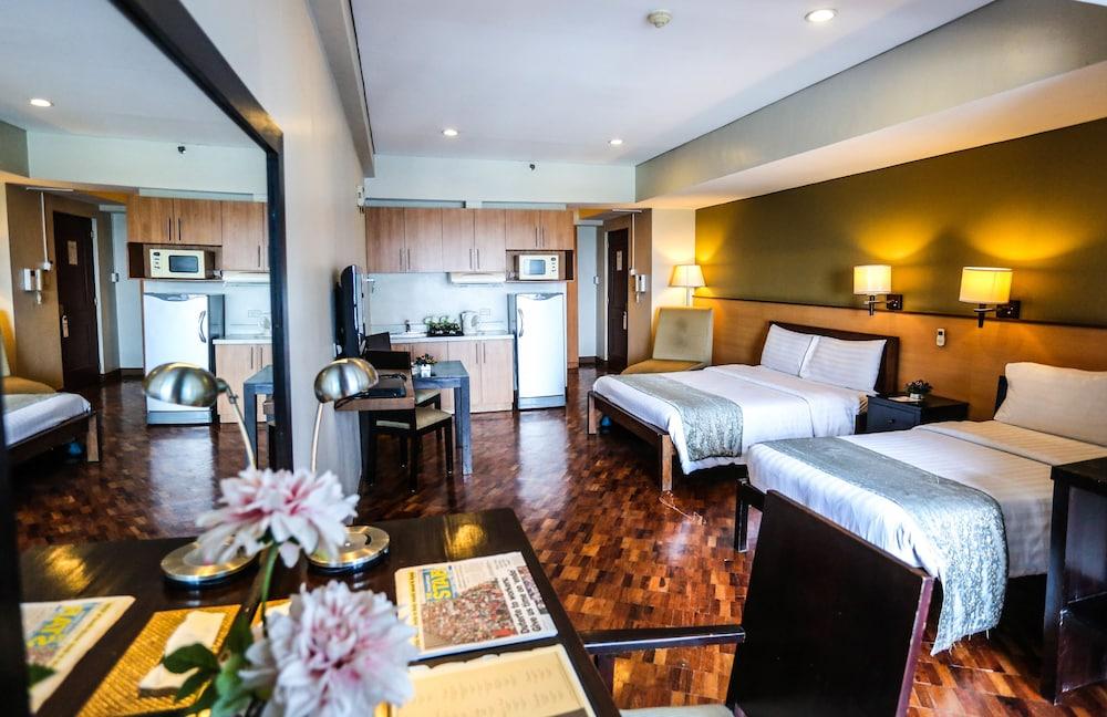 The Malayan Plaza Hotel Pasig City Exterior photo
